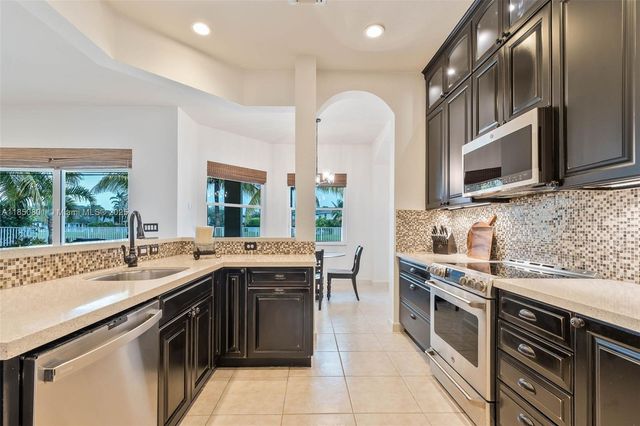 19252 N Hibiscus St, Weston, FL 33332