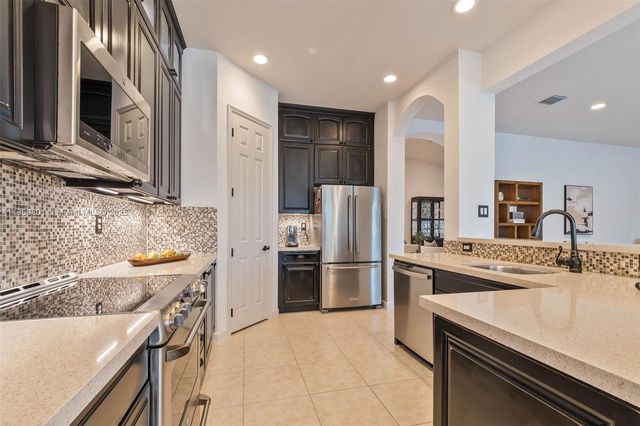 19252 N Hibiscus St, Weston, FL 33332