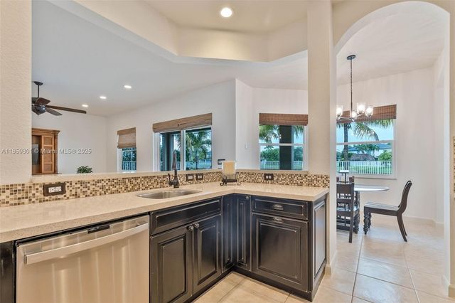 19252 N Hibiscus St, Weston, FL 33332
