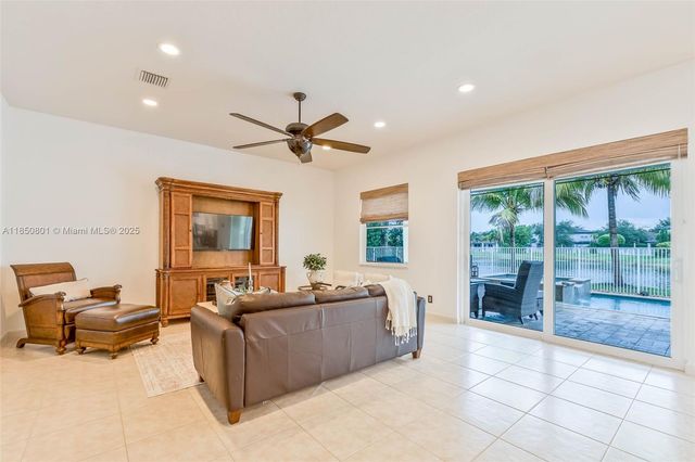 19252 N Hibiscus St, Weston, FL 33332