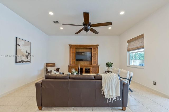 19252 N Hibiscus St, Weston, FL 33332