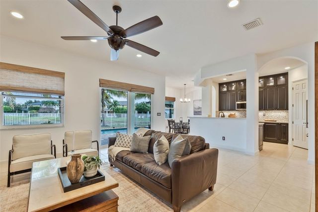 19252 N Hibiscus St, Weston, FL 33332