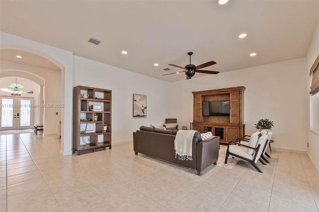 19252 N Hibiscus St, Weston, FL 33332