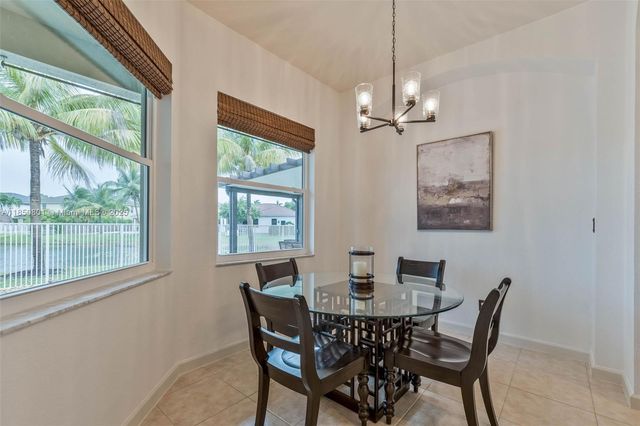19252 N Hibiscus St, Weston, FL 33332