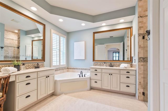 19252 N Hibiscus St, Weston, FL 33332