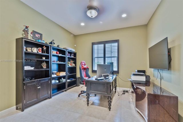 19252 N Hibiscus St, Weston, FL 33332