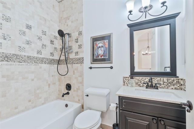 19252 N Hibiscus St, Weston, FL 33332