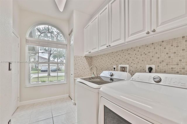 19252 N Hibiscus St, Weston, FL 33332