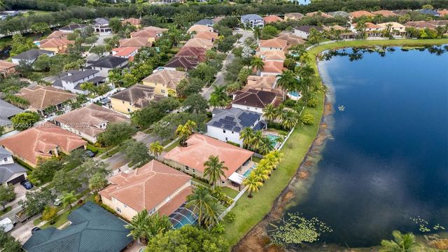 19252 N Hibiscus St, Weston, FL 33332