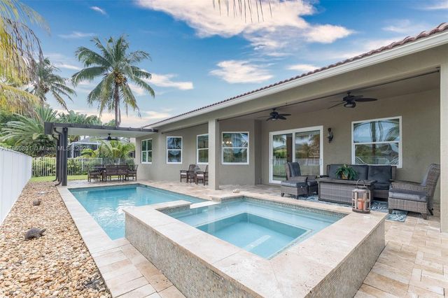 19252 N Hibiscus St, Weston, FL 33332