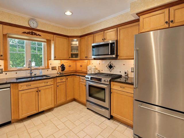 10 Mason Drive, Essex Junction, VT 05452