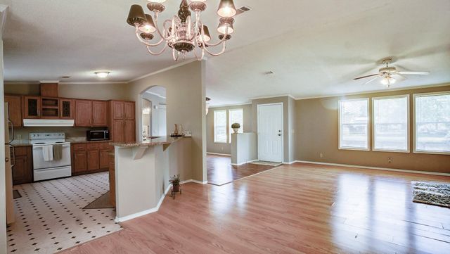 2516 Loch Lomond Street, Highlands, TX 77562