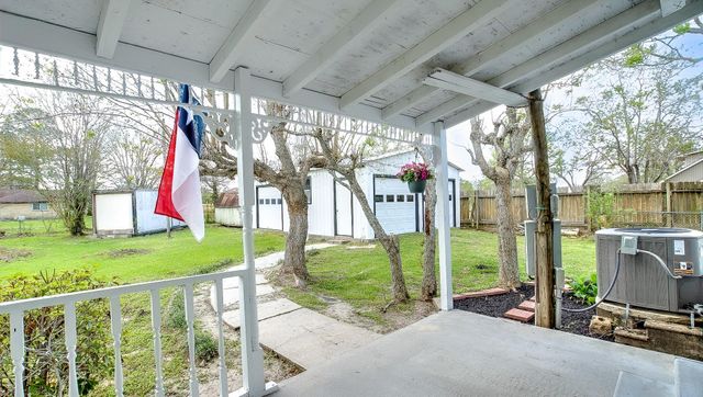 2516 Loch Lomond Street, Highlands, TX 77562