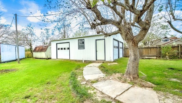 2516 Loch Lomond Street, Highlands, TX 77562