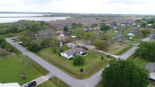 2516 Loch Lomond Street, Highlands, TX 77562