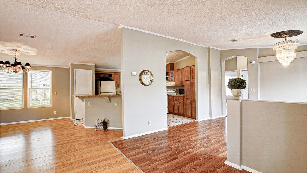 2516 Loch Lomond Street, Highlands, TX 77562