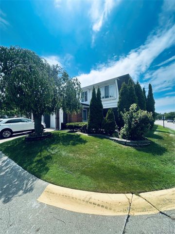 30025 CITY CENTER Drive, Warren, MI 48093