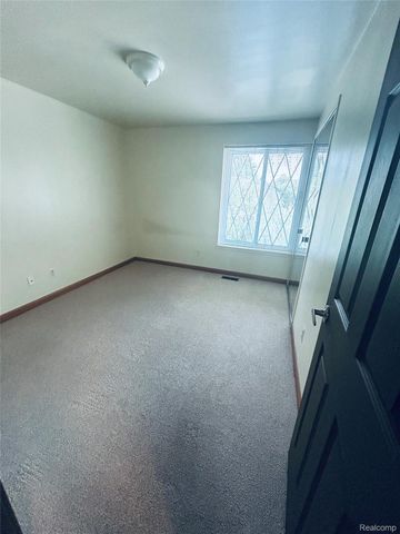 30025 CITY CENTER Drive, Warren, MI 48093