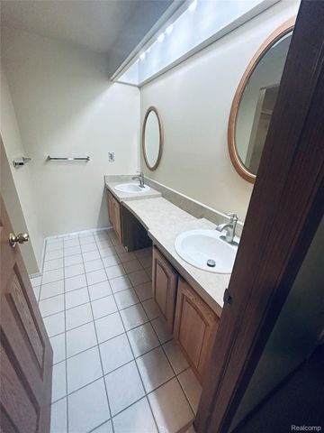 30025 CITY CENTER Drive, Warren, MI 48093