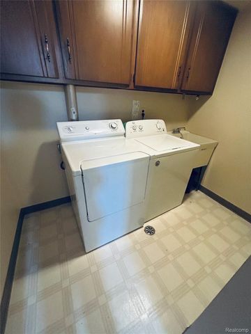 30025 CITY CENTER Drive, Warren, MI 48093