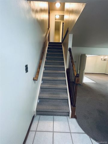 30025 CITY CENTER Drive, Warren, MI 48093