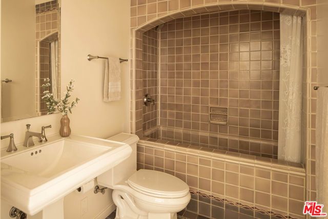 4934 Queen Florence Lane, Woodland Hills (los Angeles), CA 91364