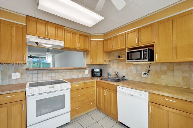 575 Oaks Lane 508, Pompano Beach, FL 33069
