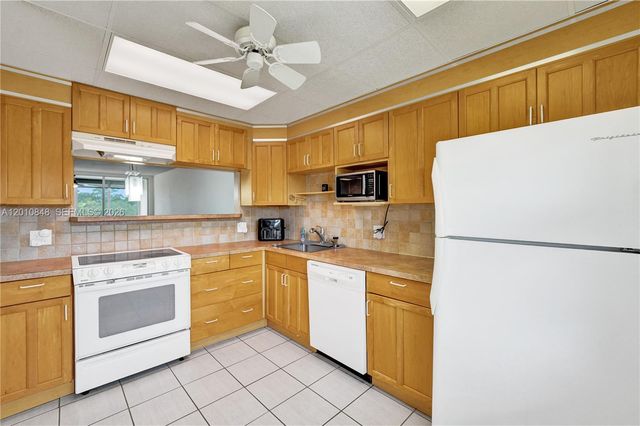 575 Oaks Lane 508, Pompano Beach, FL 33069