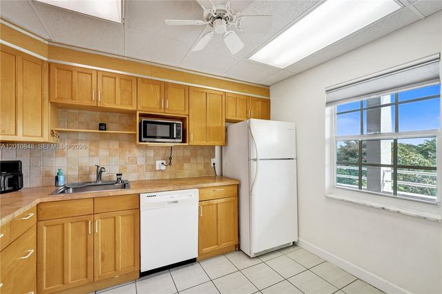 575 Oaks Lane 508, Pompano Beach, FL 33069