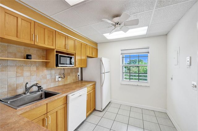 575 Oaks Lane 508, Pompano Beach, FL 33069