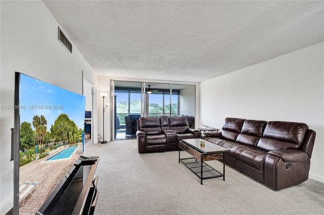 575 Oaks Lane 508, Pompano Beach, FL 33069