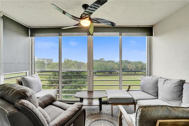 575 Oaks Lane 508, Pompano Beach, FL 33069