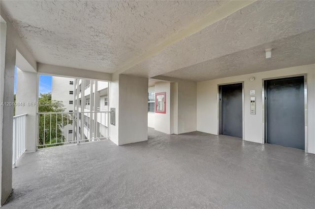 575 Oaks Lane 508, Pompano Beach, FL 33069