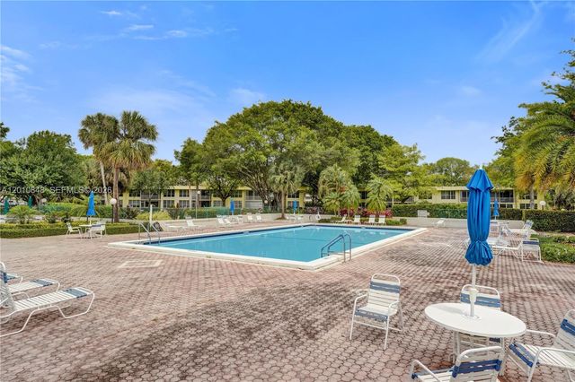 575 Oaks Lane 508, Pompano Beach, FL 33069