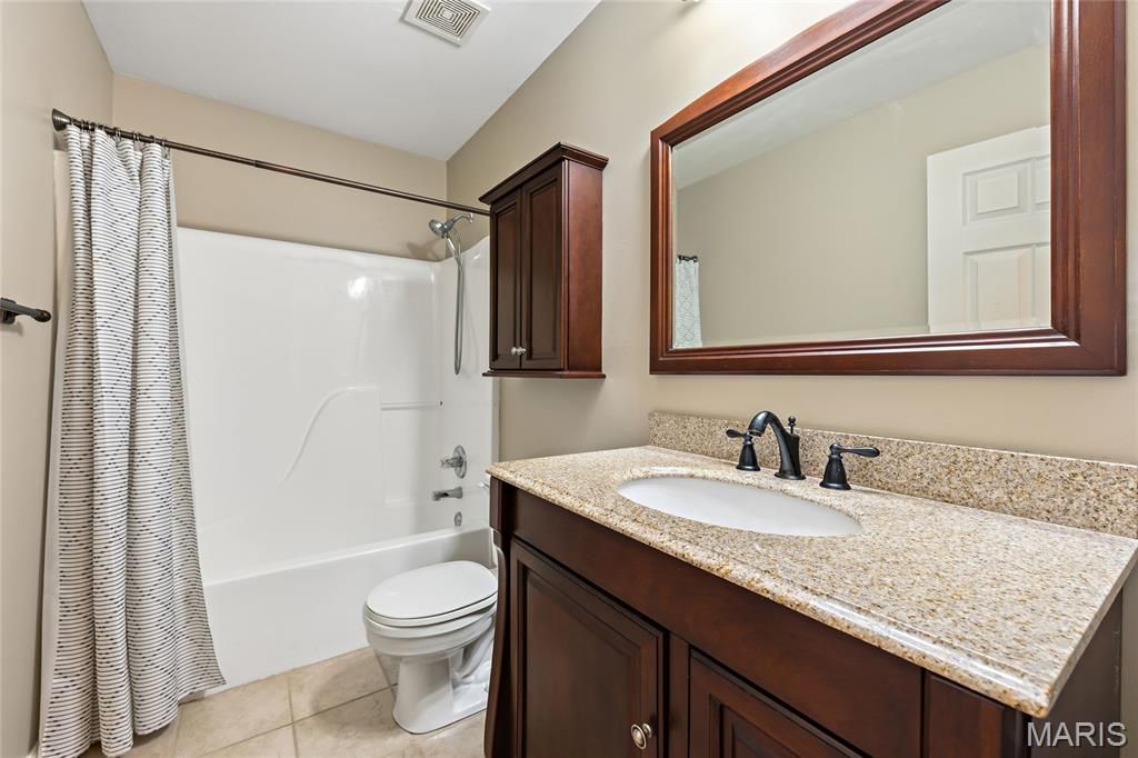 Image 9 of property listing at 229 Thoroughbred Trail, St Peters, MO 63376