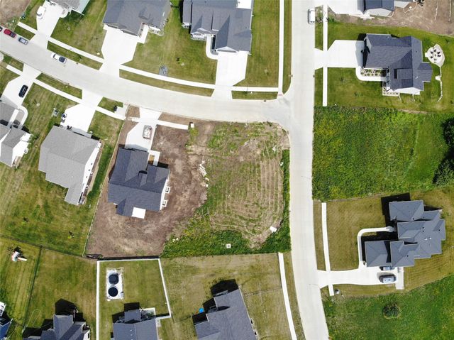 2203 Green Leaf Circle, Norwalk, IA 50211