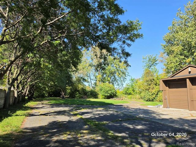 34781 Union Lake Road, Clinton Township, MI 48035