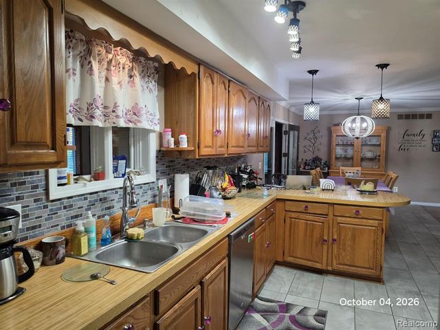 34781 Union Lake Road, Clinton Township, MI 48035