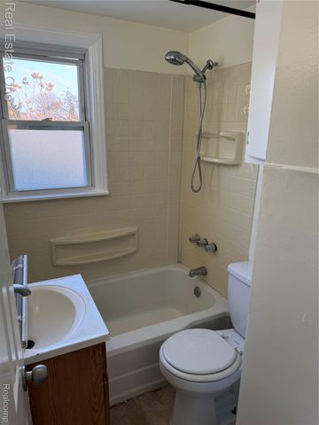 8420 Jewett Avenue, Warren, MI 48089