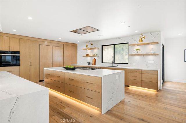 122 Patrician Way, Pasadena, CA 91105