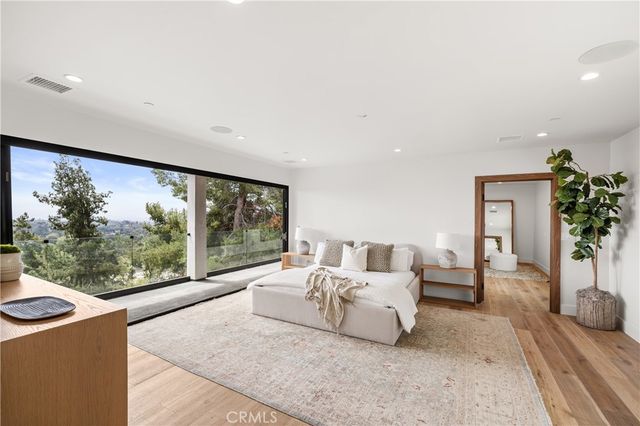 122 Patrician Way, Pasadena, CA 91105