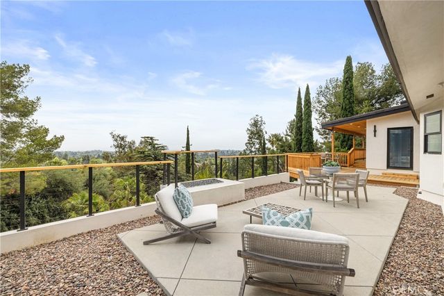 122 Patrician Way, Pasadena, CA 91105
