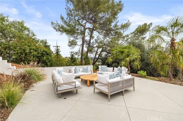 122 Patrician Way, Pasadena, CA 91105