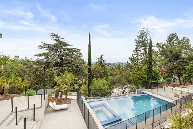 122 Patrician Way, Pasadena, CA 91105