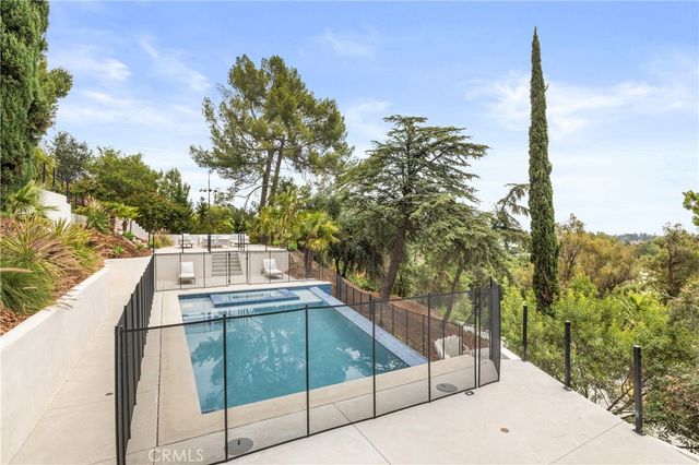 122 Patrician Way, Pasadena, CA 91105