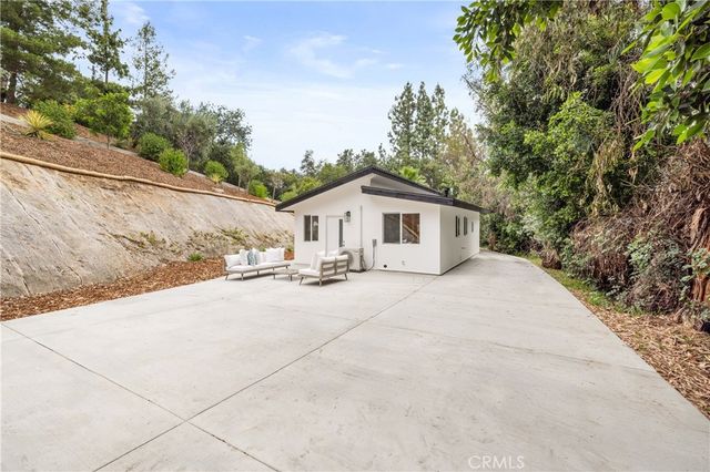 122 Patrician Way, Pasadena, CA 91105