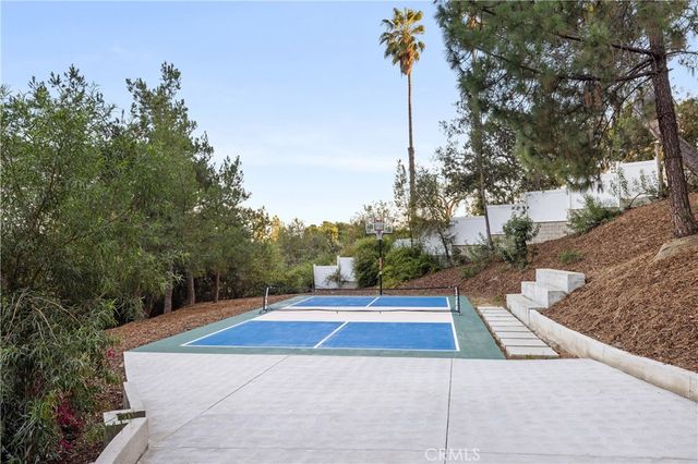 122 Patrician Way, Pasadena, CA 91105