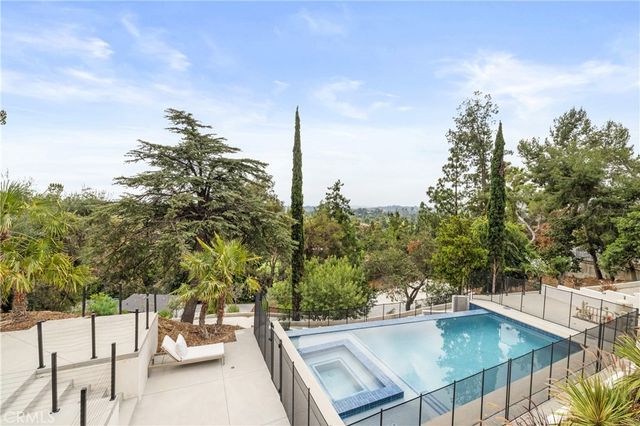122 Patrician Way, Pasadena, CA 91105