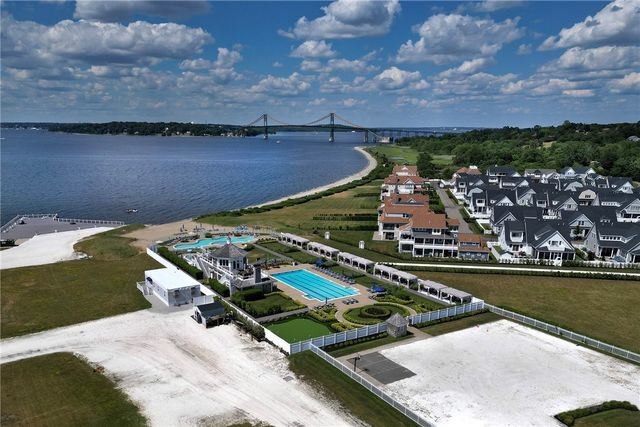 34 Wimbledon Circle, Portsmouth, RI 02871