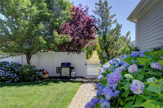 34 Wimbledon Circle, Portsmouth, RI 02871